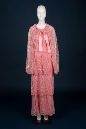 Primary view of object titled 'Lace evening ensemble'.
