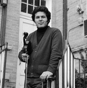 [Promotion picture of Robert Davidovici standing on steps]