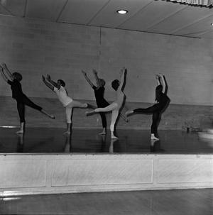 [Dancers reaching to the ceiling, 2[]