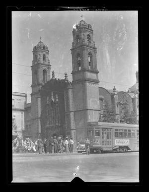 [People outside of the Santa Veracruz church]