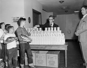 [Photograph of children receiving Kellogg's Frosted Flakes]