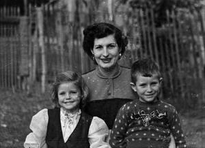 [Photograph of Doris Stiles Williams with children Tim and Carol Williams, 2]