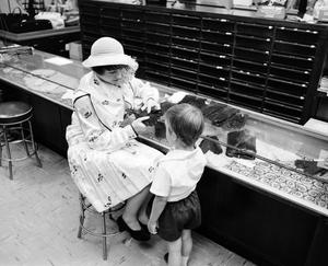 [A women and a child at a store, 2]