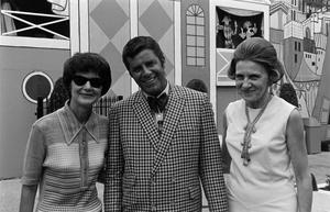 [Jerry Lewis posing with two women]