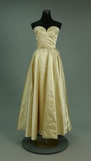Primary view of object titled 'Evening Gown'.