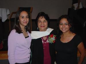 [Dolores Huerta with attendees]