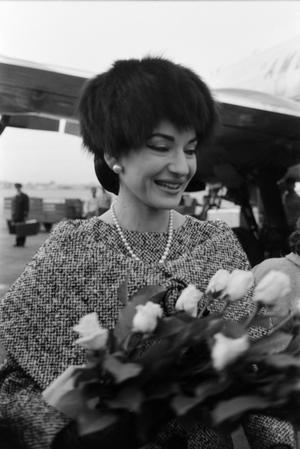 [Maria Callas being presented with flowers]