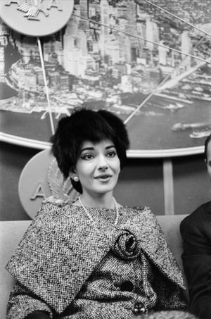 [Maria Callas photographed in conference room, 4]