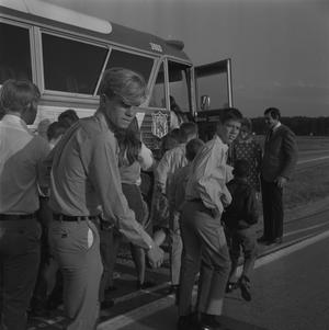 [John DeLorean, Kelly and children with a bus, 5]