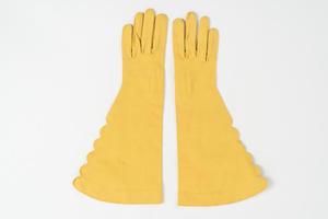 Scalloped gloves