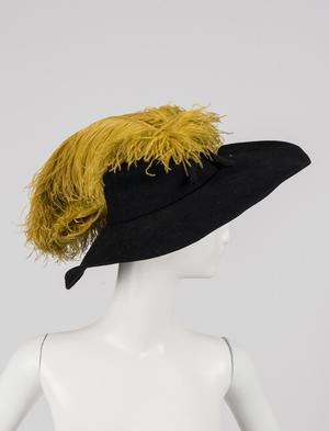 Mosquetaire-style hat