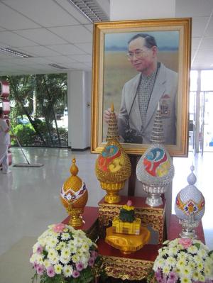 [Bhumibol Adulyadej shrine in Office of the President building]