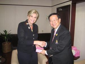 [Gretchen Bataille receives gift from Chulalongkorn president]