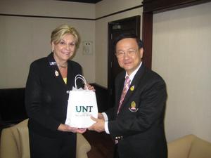 [Chulalongkorn president receives gift from Gretchen Bataille]