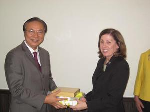 [UNT faculty member receives gifts at NIDA delegation meeting]