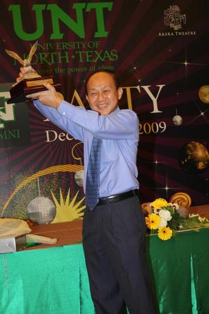 [Charn Uswachoke holds award at UNT alumni party in Bangkok]