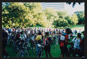 [Large circle of cyclists gathered in a park: Lone Star Ride 2003 event photo]