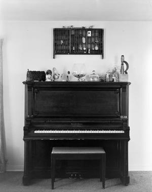 [Photograph of a piano with décor]