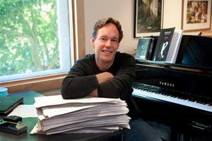 Primary view of object titled '[Jake Heggie with sheet music and piano, 1]'.