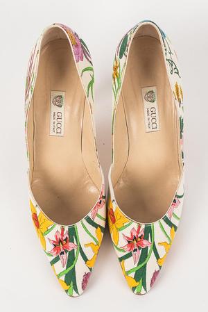 Hand-painted pumps