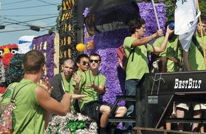 [Students on TMNT Homecoming float]