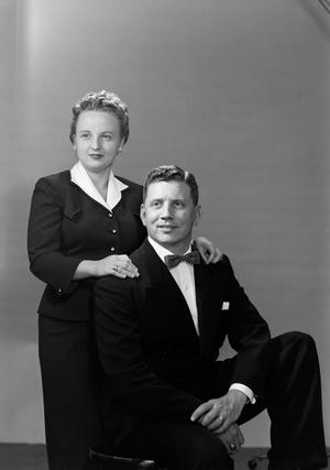 [Portrait of husband and wife, Redmond and Ernest Warren]