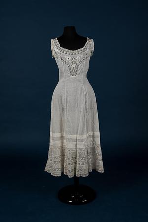 Primary view of object titled 'Chemise'.