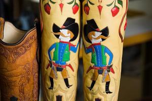 [Artistic Masterpieces: Cowboy Embroidery in Carl Chappell's Vibrant Cowboy Boots]