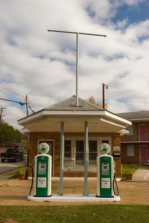 [Vintage Charm: Sinclair Gasoline Gas Station on US Route 80, Texas]