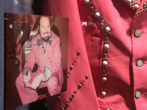 [Capturing a Timeless Performance: Hank Thompson in His Iconic Red Jacket]