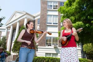 [Musical Duo Enchants Henderson County Courthouse]