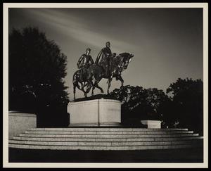 Primary view of object titled '[The bronze statue "Robert E. Lee on Traveller"]'.