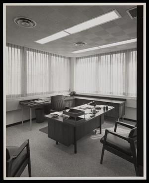[Interior of an office with three chairs and two tables]
