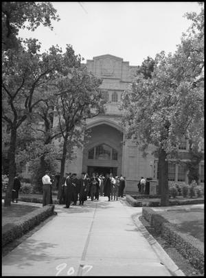 [Commencement - Administration Building #3 - 1950]