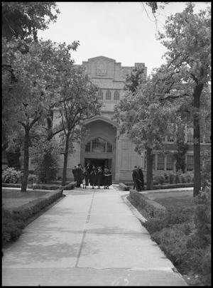 [Commencement - Administration Building #4 - 1950]