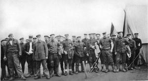 [Group of soldiers posing for their picture together]