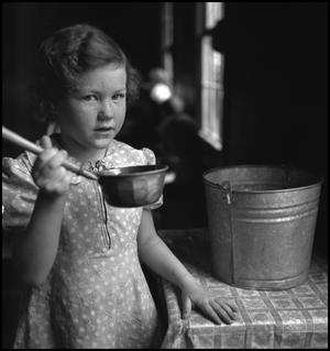 [Young girl with ladle(1)]