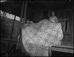 [Aunt Joanna Wright with quilt]