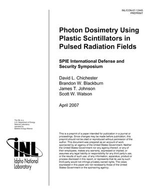 Photon dosimetry using plastic scintillators in pulsed radiation fields