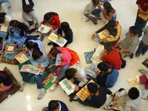 [Students read books together at Seminary Hills Elementary]